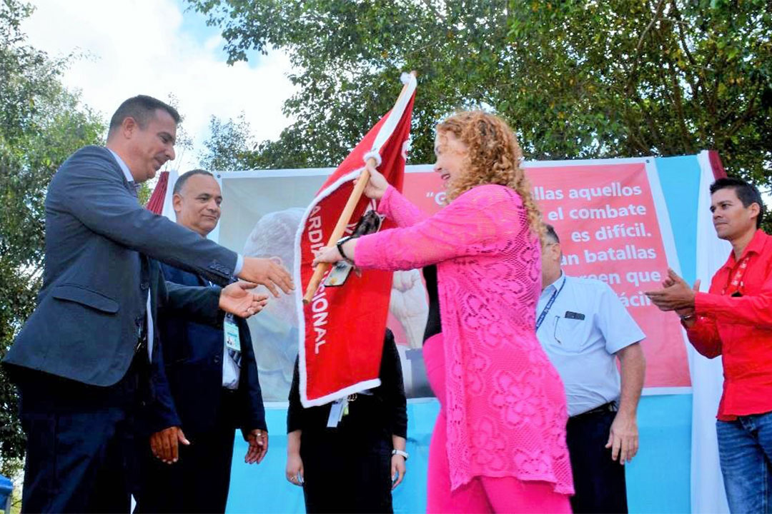 Entrega de la bandera de Vanguardia Nacional al aeropuerto internacional Abel Santamaría.