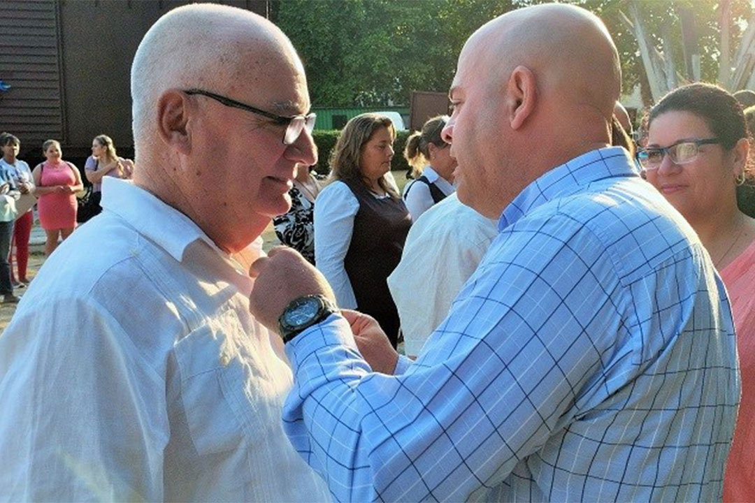 Trabajador recibe condecoración de manos del primer secretario del PCC en la provincia, Osnay Miguel Colina Rodríguez.