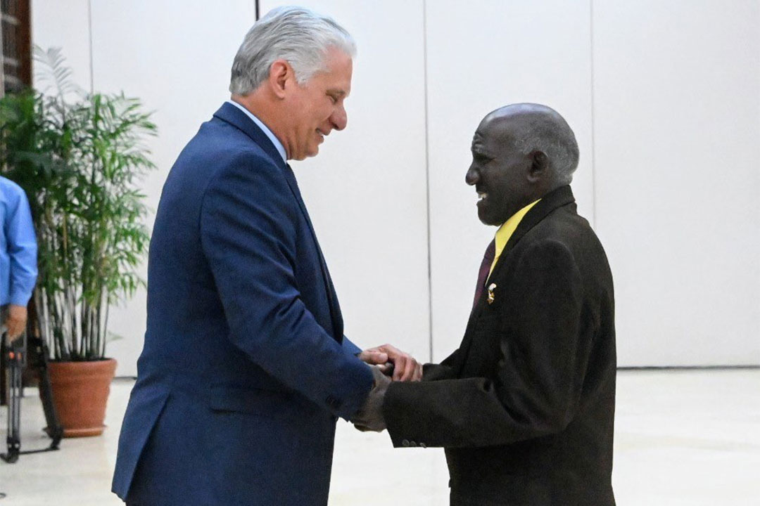 Jesús O'Farrill Fundora recibe el título de Héroe del Trabajo, entregado por el presidente cubano, Miguel Díaz-Canel.