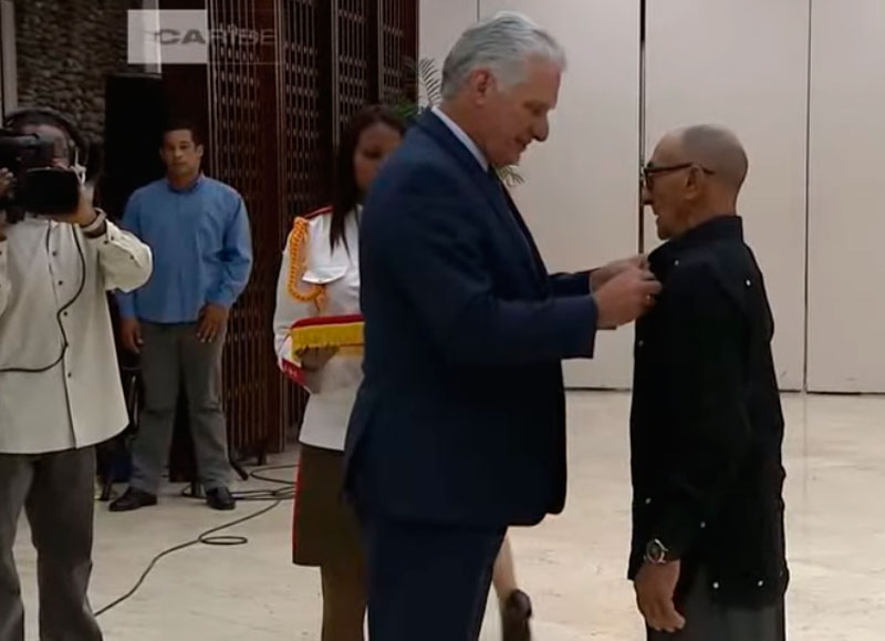 José Manuel Figueroa Alonso es condecorado por el presidente Miguel Díaz-Canel.