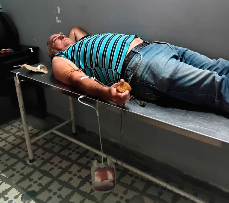 Trabajador realiza donación de sangre.