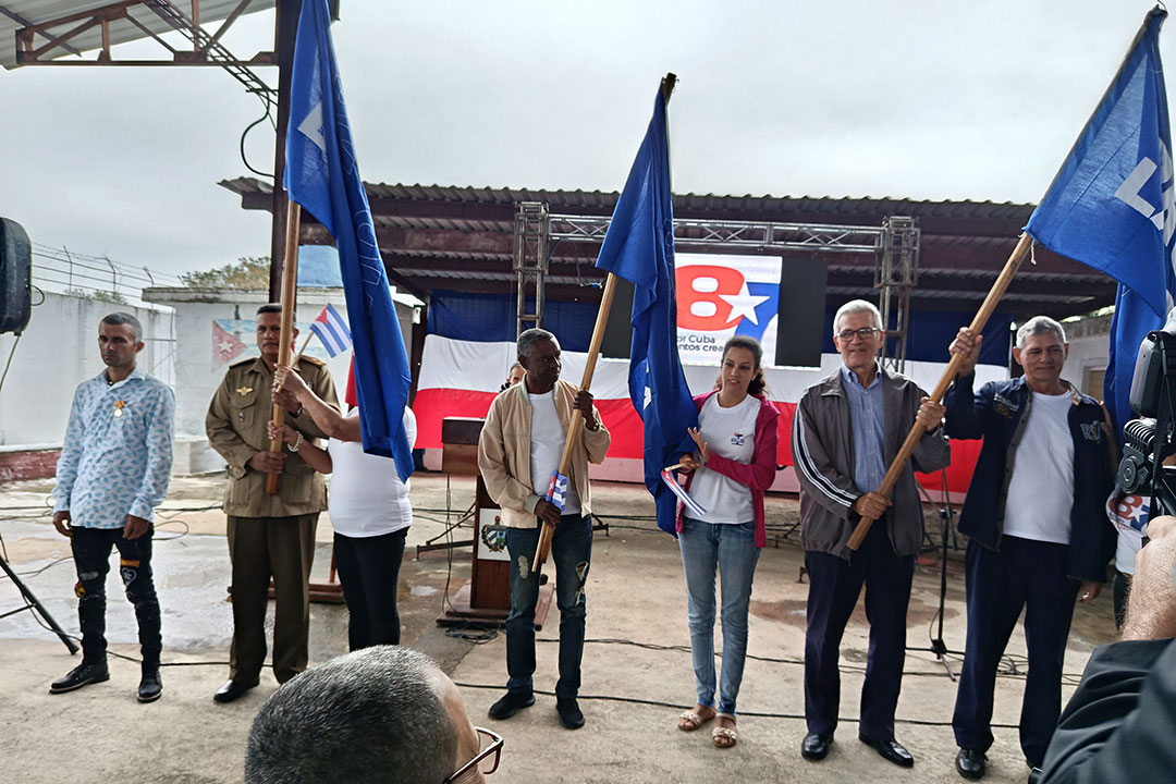 Entrega de la bandera de proeza laboral.
