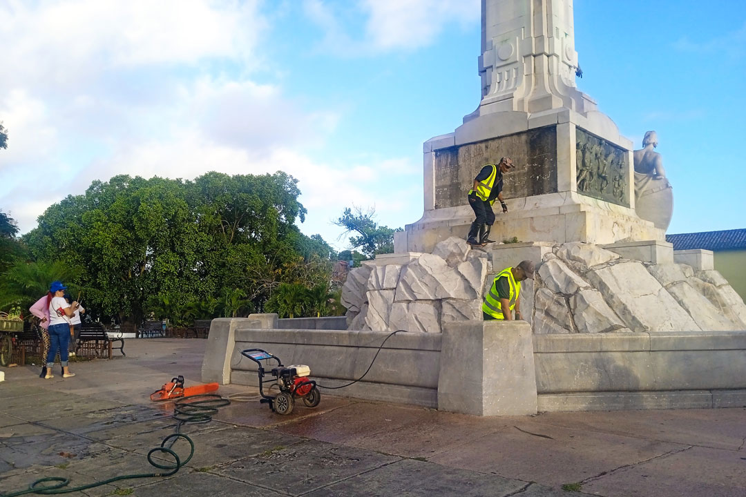 Limpieza del monumento del Parque de la Audiencia.