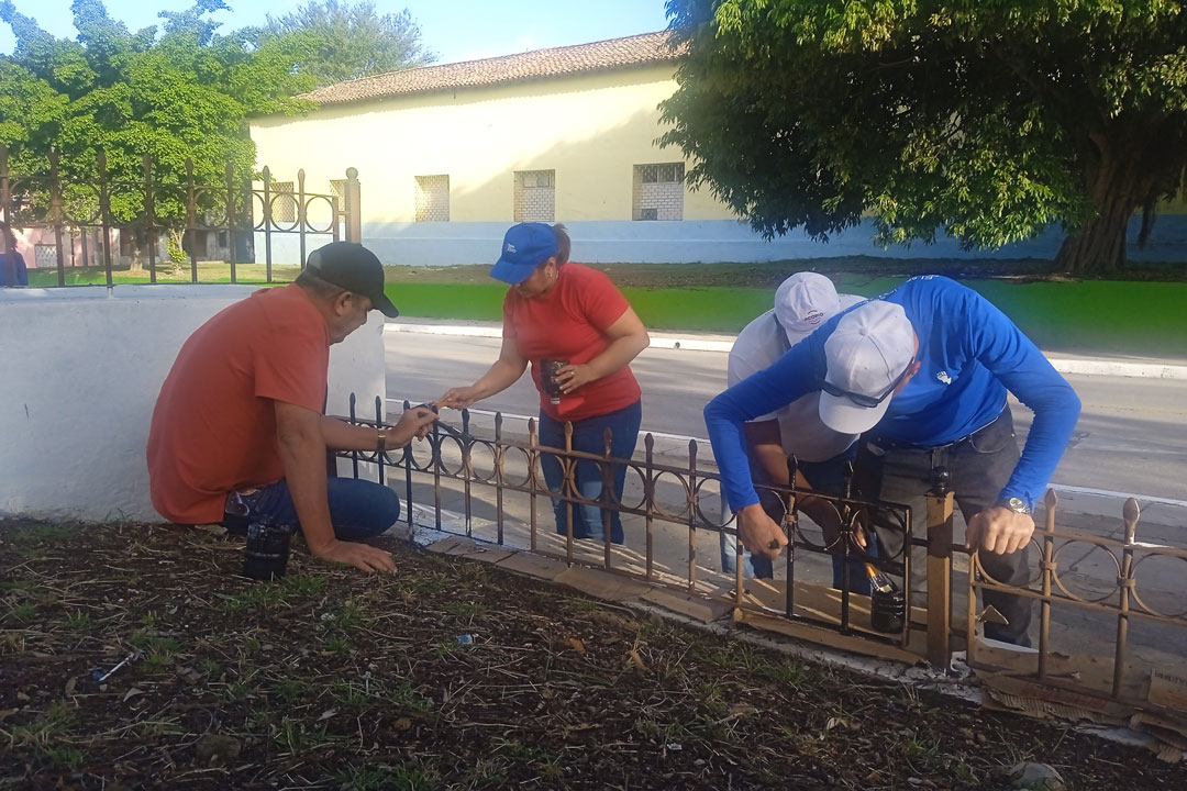 Susely Morfa González, primera secretaria del PCC en Villa Clara, participando en la jornada de trabajo voluntario.