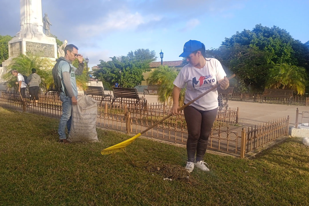 Trabajadores en labores de limpieza en el Parque de la Audiencia.
