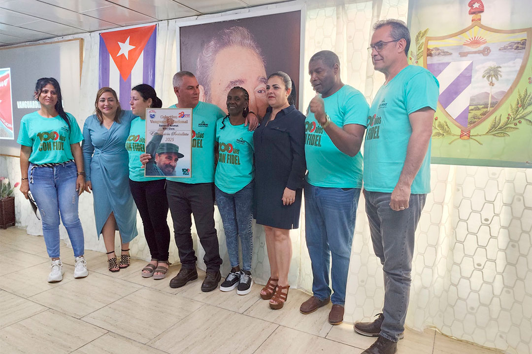 Representantes de la Sucursal Azumat Villa Clara, junto a directivos políticos, sindicales y administrativos en el acto de entrega de la condición de  Vanguardia Nacional de la CTC. 