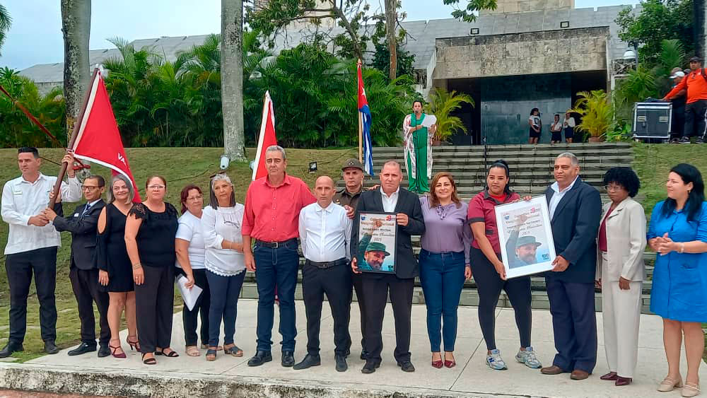 Colectivos del Turismo reciben la condición de Vanguardia Nacional.