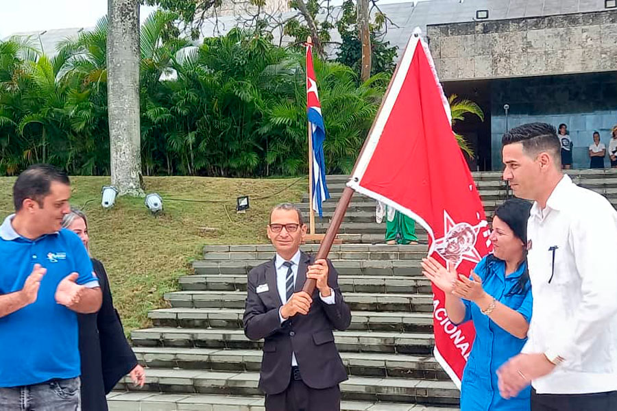 Manuel Soliño recibe la bandera de Vanguardia Nacional del complejo gastronómico cultural Santa Rosalía.