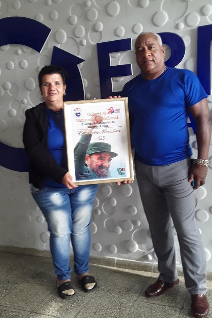 Entrega de la condición de Vanguardia Nacional a la industria de reciclaje de Villa Clara.