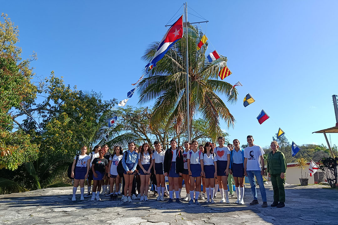 Estudiantes de preuniversitario visitaron unidad de la Marina de Guerra Revolucionaria.