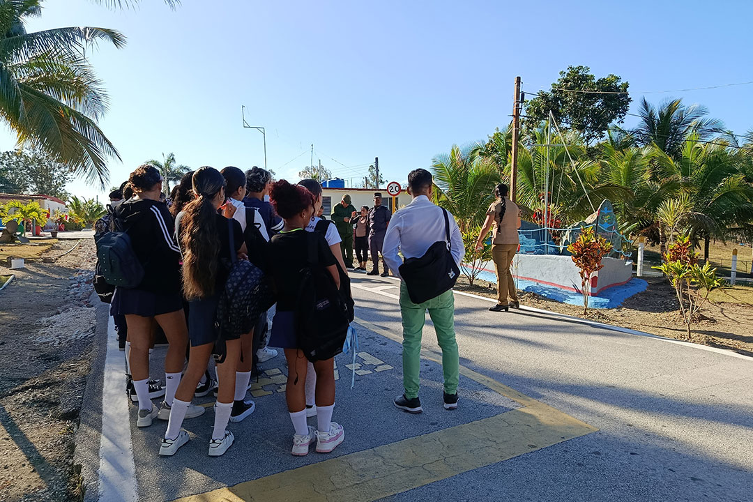 Visita de estudiantes de preuniversitario a unidad de la Marina de Guerra Revolucionaria.