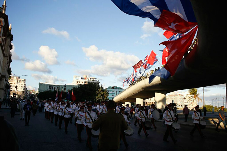 Banda militar y banderas cubanas en la marcha en homenaje a los estudiantes de Medicina fusilados el 27 de noviembre de 1871, en La Habana. Banda militar y banderas cubanas en la marcha en homenaje a los estudiantes de Medicina fusilados el 27 de noviembre de 1871, en La Habana.