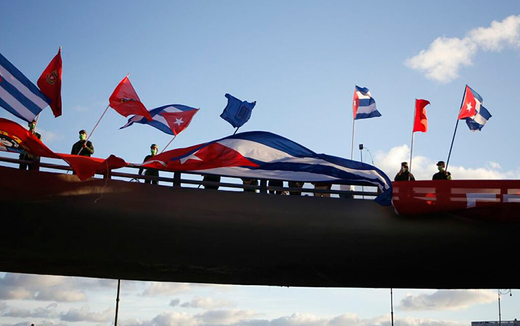 Banderas cubanas en la marcha en homenaje a los estudiantes de Medicina fusilados el 27 de noviembre de 1871, en La Habana. Banderas cubanas en la marcha en homenaje a los estudiantes de Medicina fusilados el 27 de noviembre de 1871, en La Habana.