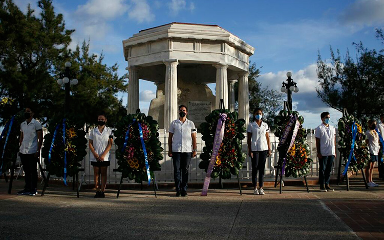 Estudiantes rinden tributo a los ocho estudiantes de Medicina fusilados el 27 de noviembre de 1871, en el monumento a su memoria en La Habana. Estudiantes rinden tributo a los ocho estudiantes de Medicina fusilados el 27 de noviembre de 1871, en el monumento a su memoria en La Habana.