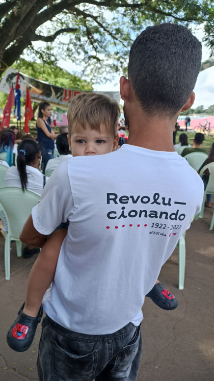 Estudiante en encuentro con la comunidad. Estudiante en encuentro con la comunidad.