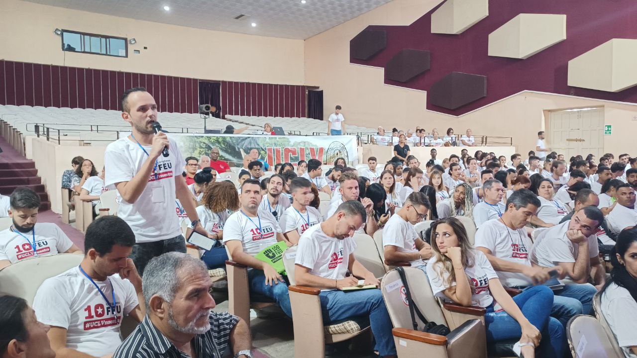 Sesión plenaria de la Asamblea X Congreso de la FEU en la Universidad Central «Marta Abreu » de Las Villas. Sesión plenaria de la Asamblea X Congreso de la FEU en la Universidad Central «Marta Abreu » de Las Villas.