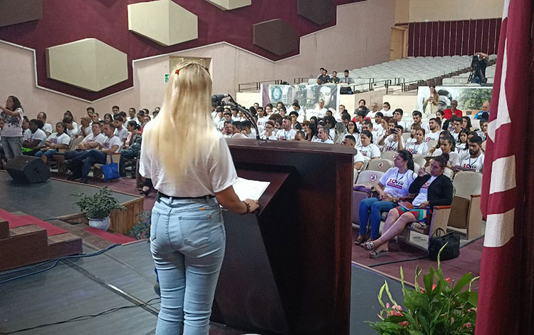 Sesión plenaria de la Asamblea X Congreso de la FEU en la Universidad Central «Marta Abreu » de Las Villas. Sesión plenaria de la Asamblea X Congreso de la FEU en la Universidad Central «Marta Abreu » de Las Villas.