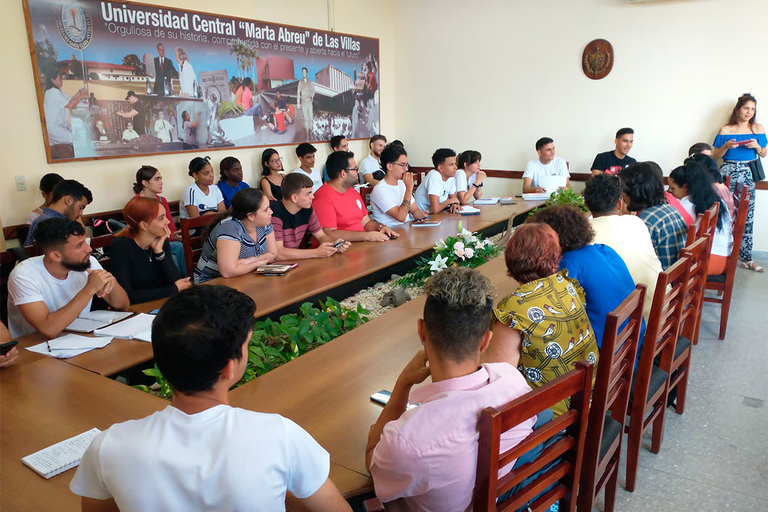 Presidente nacional de la FEU, Ricardo Rodríguez, dialoga con dirigentes estudiantiles de la Universidad Central «Marta Abreu» de Las Villas.
