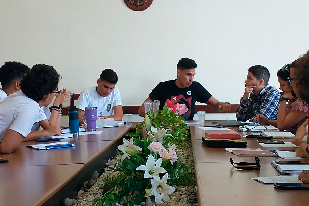 Encuentro del presidente nacional de la FEU con dirigentes estudiantiles de la UCLV.