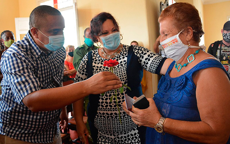 Entrega de la Orden Ana Betacourt a Osmara Cañizares, federada destacada de Villa Clara.