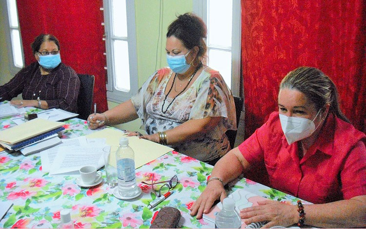 Teresa Amarelle Boué, secretaria general de la Federación de Mujeres Cubanas, Mayelín Díaz, secretaria de la FMC en Villa Clara, y Yudí Rodríguez Hernández, primera secretaria del Partido.