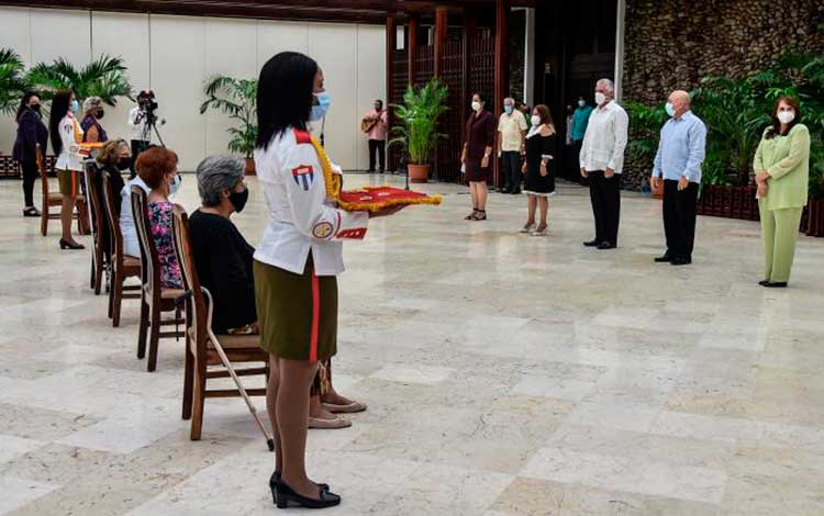 Acto de condecoración a destacadas mujeres cubanas.