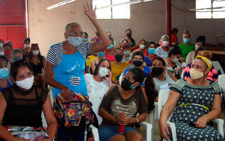 Escogedora de tabaco de El Hoyo, en Manicaragua, interviene en un encuentro con la dirección de las Federación de Mujeres Cubanas en Villa Clara.