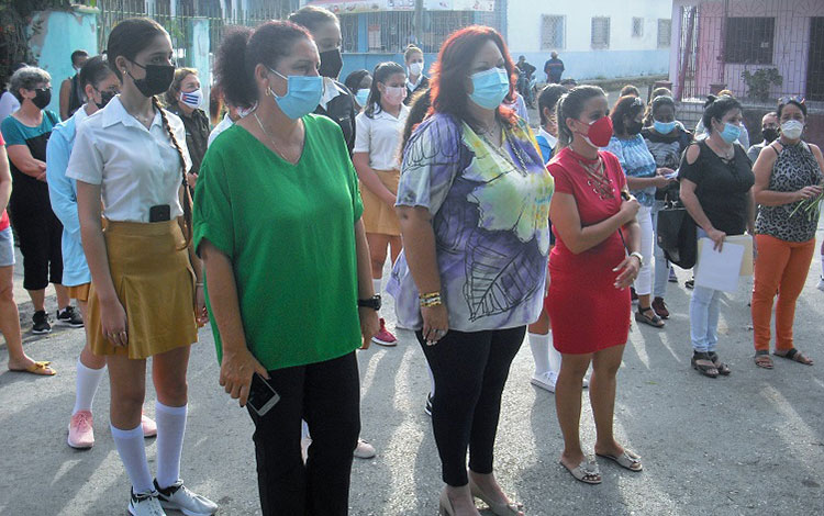 Dilky Expósito, primera secretaria del PCC en Santa Clara, y Mayelín Díaz, secretaria de la FMC en Villa Clara, encabezan el homenaje a Celia Sánchez Manduley. 