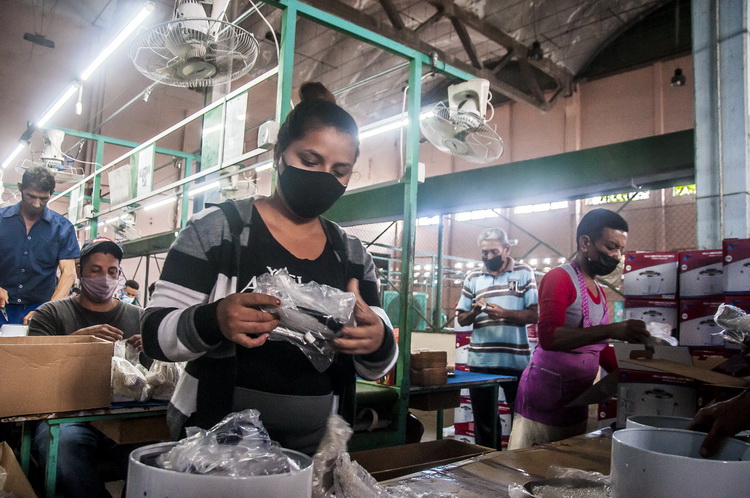 Mujeres trabajadoras en la Inpud Primero de Mayo, industria de Santa Clara. Mujeres trabajadoras en la Inpud Primero de Mayo, industria de Santa Clara.