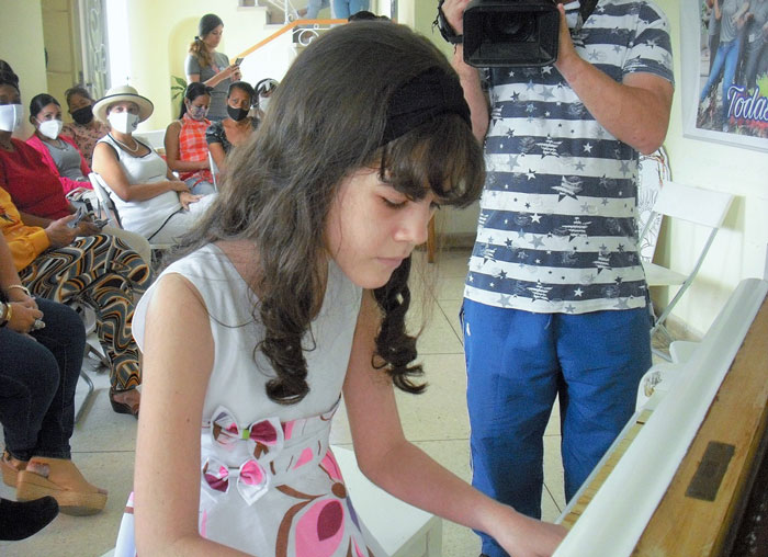 La niña Lena interpreta una obra al piano. La niña Lena interpreta una obra al piano.