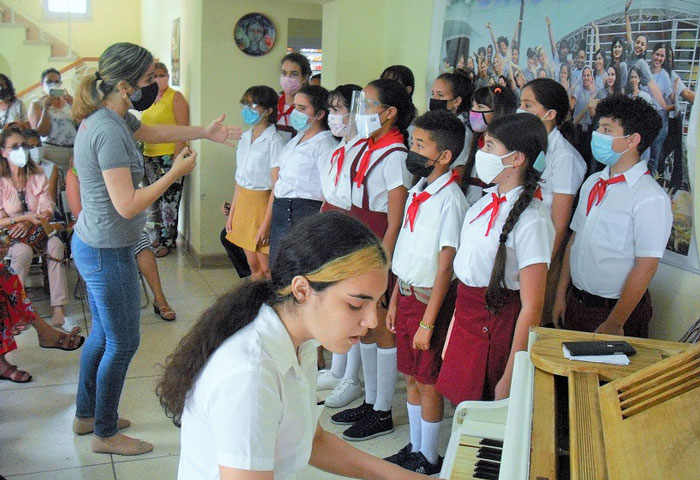 Presentación de estudiantes de la enseñanza artística en la Casa de Orientación a la Mujer y la Familia, en Santa Clara. Presentación de estudiantes de la enseñanza artística en la Casa de Orientación a la Mujer y la Familia, en Santa Clara.