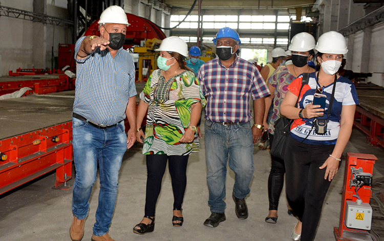 Teresa Amerelle Boué, secretaria general de la Federación de Mujeres Cubanas, recorre instalaciones de la Empresa Planta Mecánica. Teresa Amerelle Boué, secretaria general de la Federación de Mujeres Cubanas, recorre instalaciones de la Empresa Planta Mecánica.
