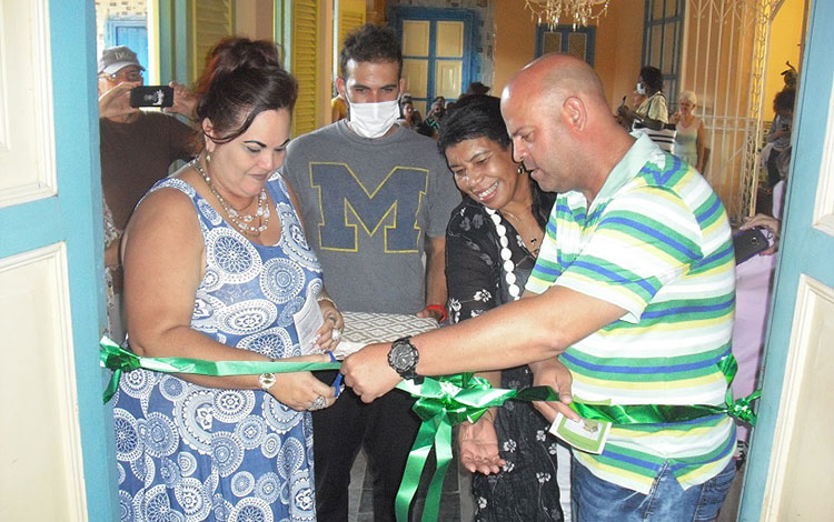 Inauguración de la muestra con obras donadas por Fidel, en el Museo de Artes Decorativas, de Santa Clara. Inauguración de la muestra con obras donadas por Fidel, en el Museo de Artes Decorativas, de Santa Clara.