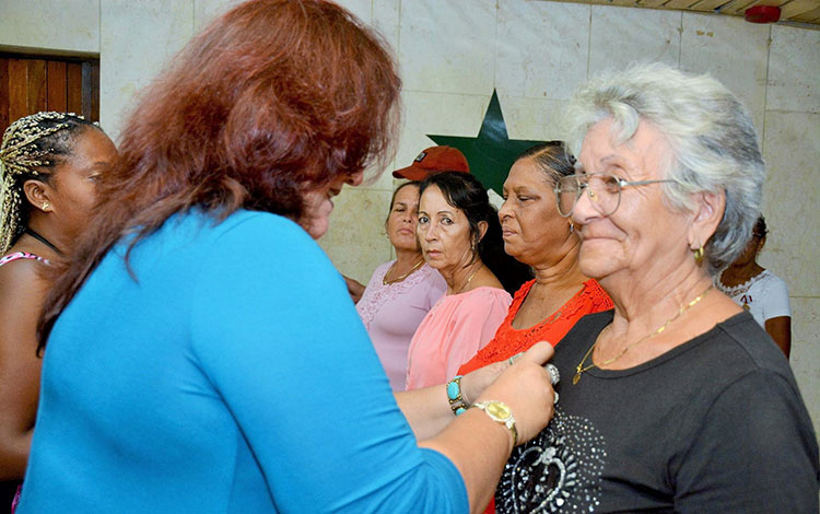 Mayelín Díaz Rodríguez, secretaria general de la FMC en Villa Clara, condecora a federadas destacadas. Mayelín Díaz Rodríguez, secretaria general de la FMC en Villa Clara, condecora a federadas destacadas.