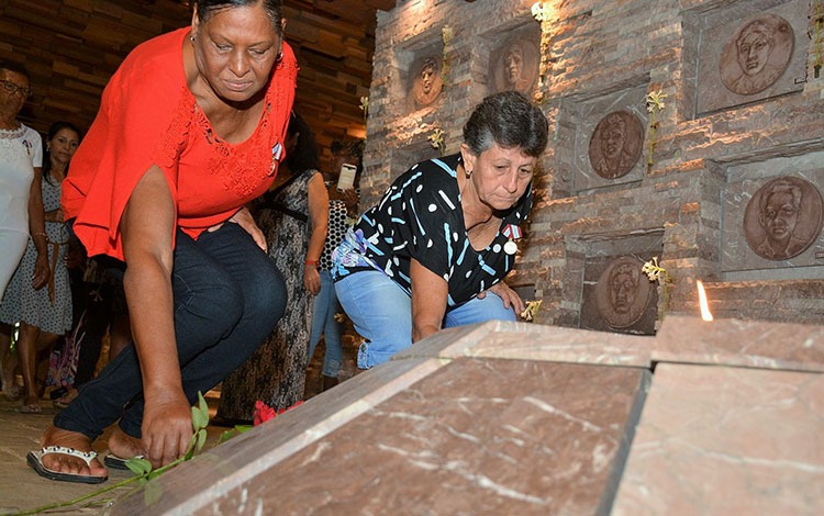 Tributo ante la llama eterna en honor al Che Guevara y a sus compañeros de la guerrilla en Bolivia. Tributo ante la llama eterna en honor al Che Guevara y a sus compañeros de la guerrilla en Bolivia.