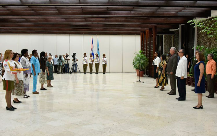 Ceremonia de condecoración a destacadas mujeres cubanas. Ceremonia de condecoración a destacadas mujeres cubanas.