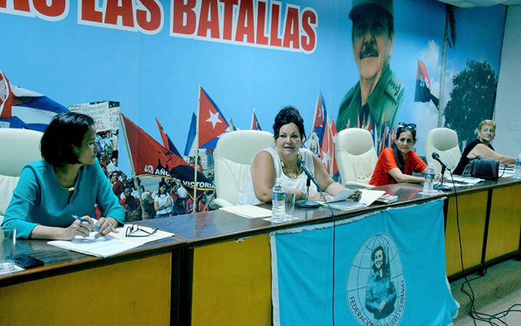 Presidencia del Pleno de la FMC en Villa Clara. Presidencia del Pleno de la FMC en Villa Clara. A la izquierda, Yaneidy Pérez, miembro del Secretariado Nacional de la organización.