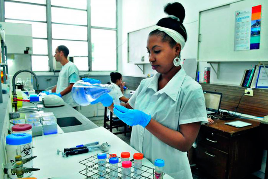 Mujer cubana trabajando en un laboratorio.