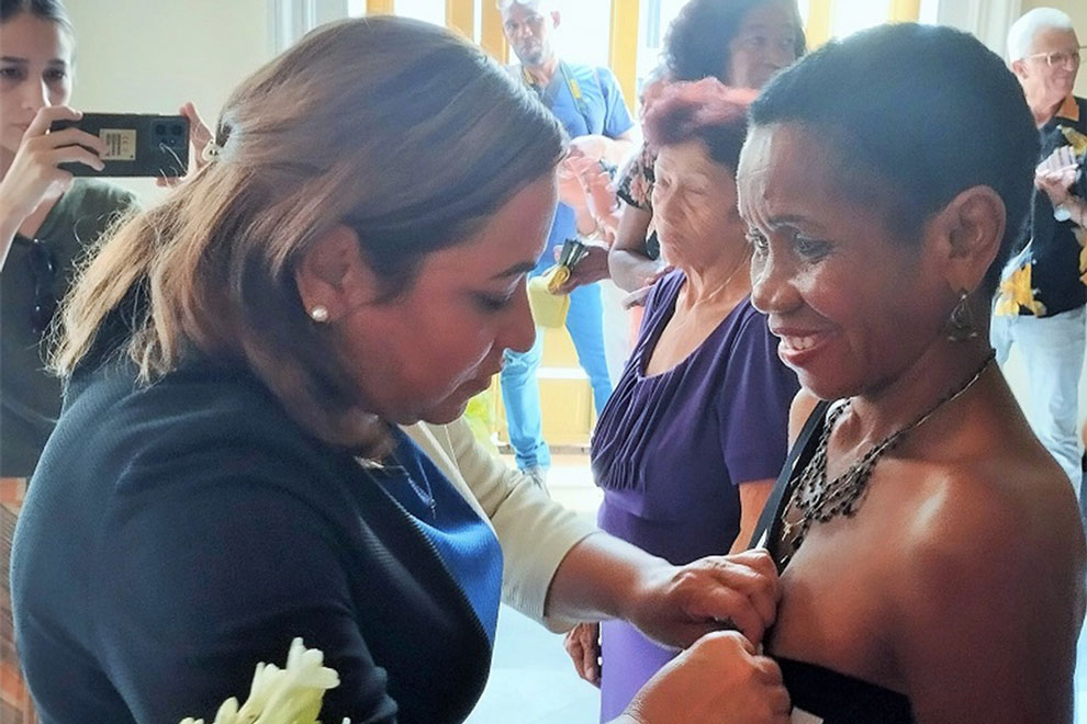 Susely Morfa González, miembro del Comité Central y primera secretaria del Partido en Villa Clara, impuso la distinción 23 de Agosto a un grupo de federadas.