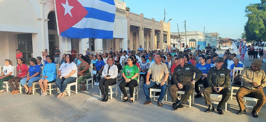 Presidencia y participantes en el acto provincial de Villa Clara por el aniversario 65 de la FMC.