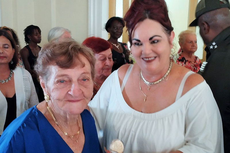 Esther Castillo Rodríguez, federada destacada de Corralillo, junto a Mayelín Díaz, secretaria general de a FMC en Villa Clara.