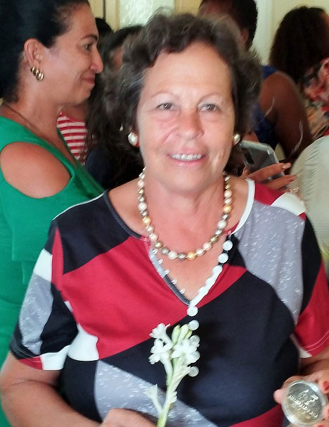 Mirtha Díaz Upierre, merecedora del sello 65 Aniversario de la FMC.