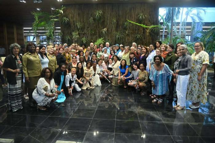 Mujeres cubanas asistentes al encuentro, junto al presidente de la República, Miguel Díaz-Canel.