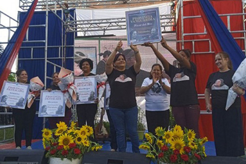 Entrega de reconociminetos en el acto nacional por el aniversario 66 de la FMC, en Pinar del Río.