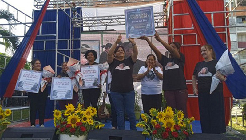 Entrega de reconociminetos en el acto nacional por el aniversario 66 de la FMC, en Pinar del Río.