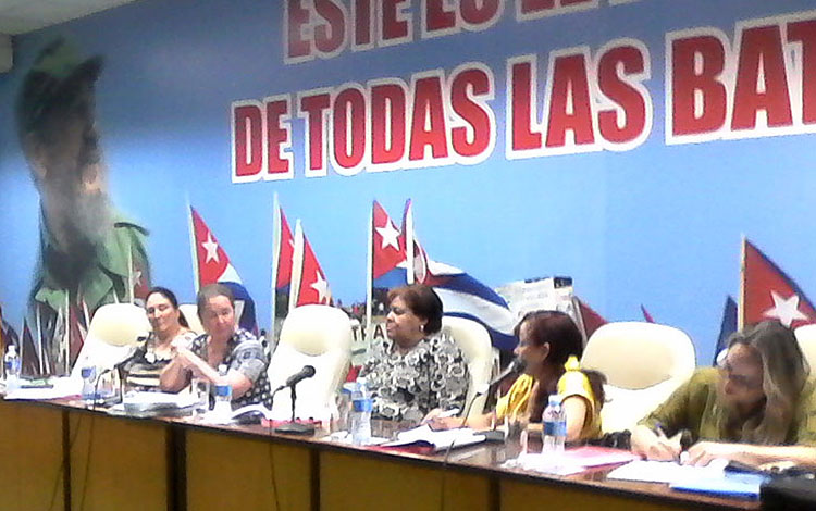 Olga Lidia Tapia, miembro del Secretariado del Comité Central del PCC, en balance de los militantes de Educación en Santa Clara.