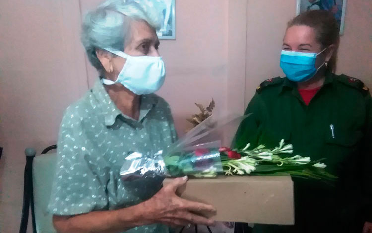 Viudad del mártir Ovidio Rivero agradece homenaje de la Presidenta del Consejo de Defensa de Villa Clara.