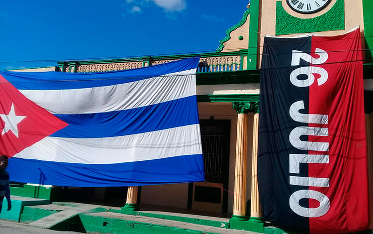 Banderas cubana y del 26 de Julio en Camajuaní, sede del Día de la Rebeldía Nacional en Villa Clara.