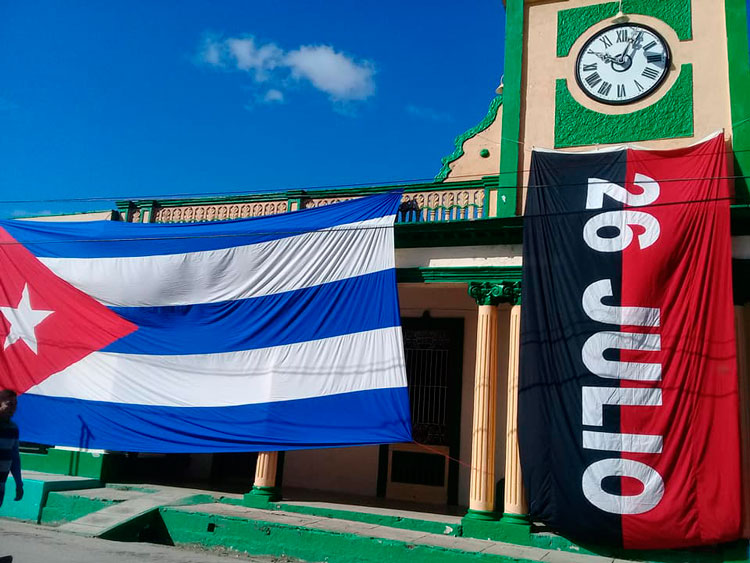 Camajuaní­ engalanada con la banbera cubana y la del 26 de Julio.