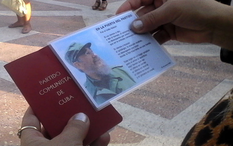 Nuevos militantes reciben el carné del Partido Comunista de Cuba. Nuevos militantes reciben el carné del Partido Comunista de Cuba.